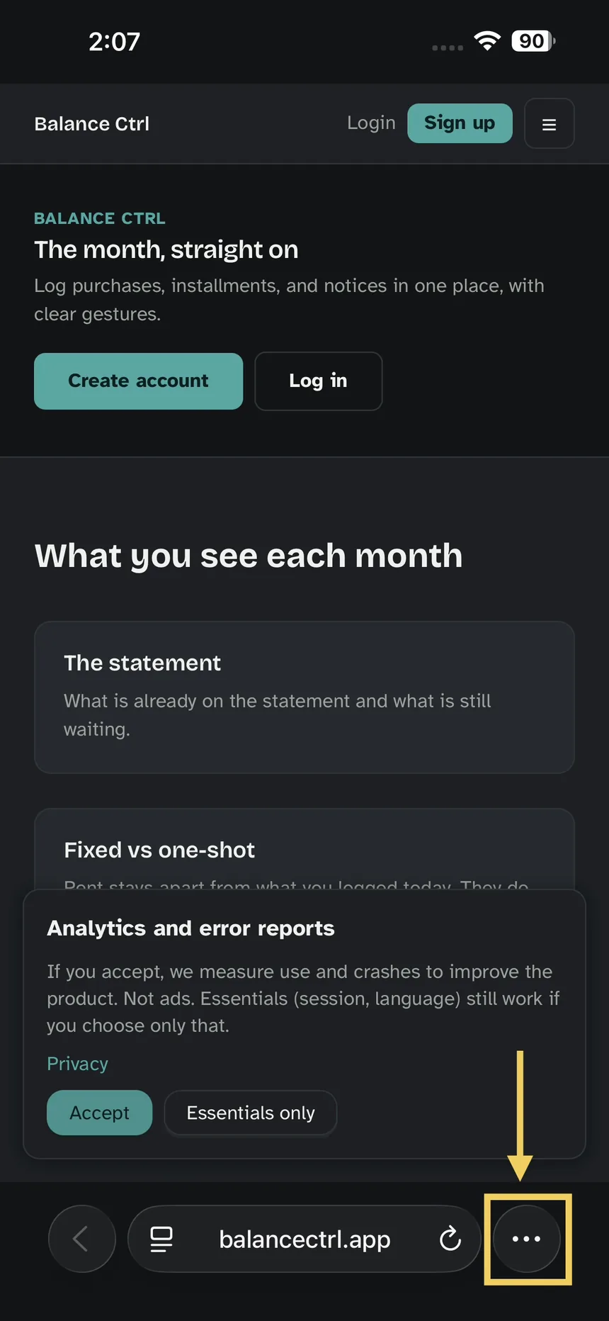 Safari con la app cargada; recuadro en los tres puntos